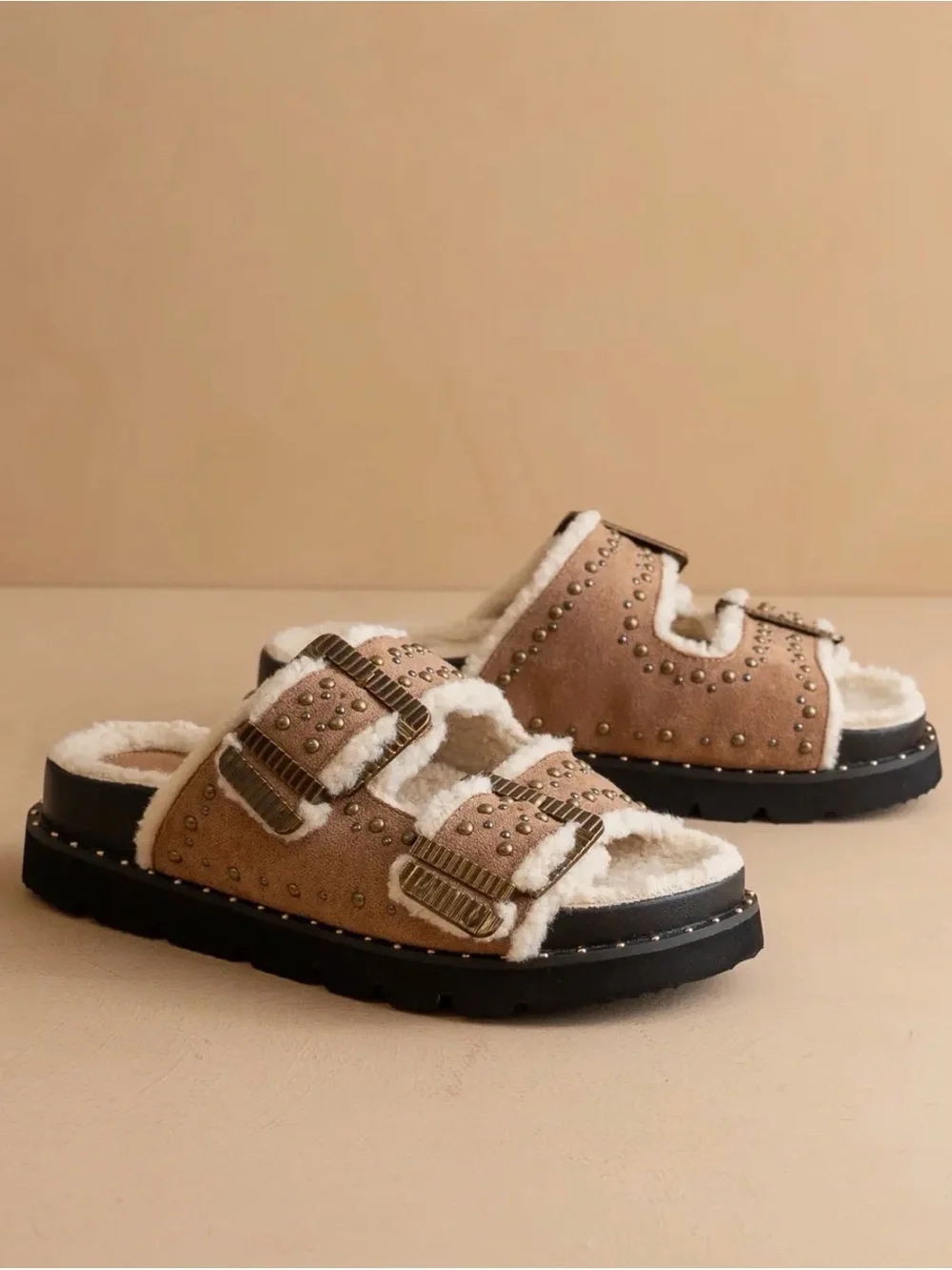 Oasis Society Women's Tan Studded Faux-Shearling Buckle Slides